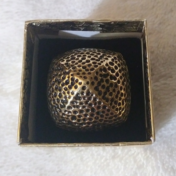 Gorgeous Gold Tone Stretch Pyramid Ring🌷 - Picture 2 of 7